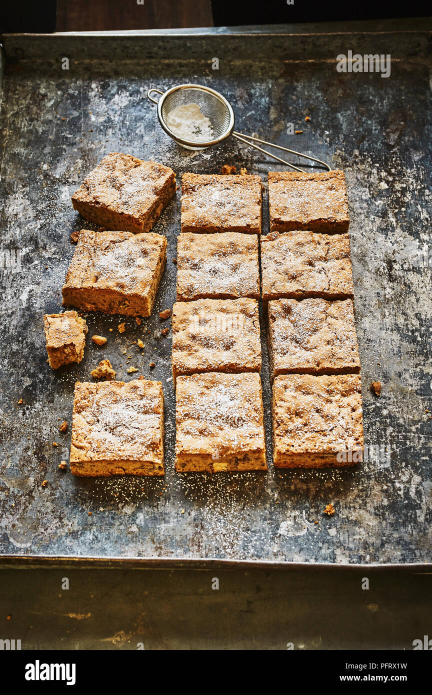 Il cioccolato bianco e blondies alle noci pecan Foto Stock