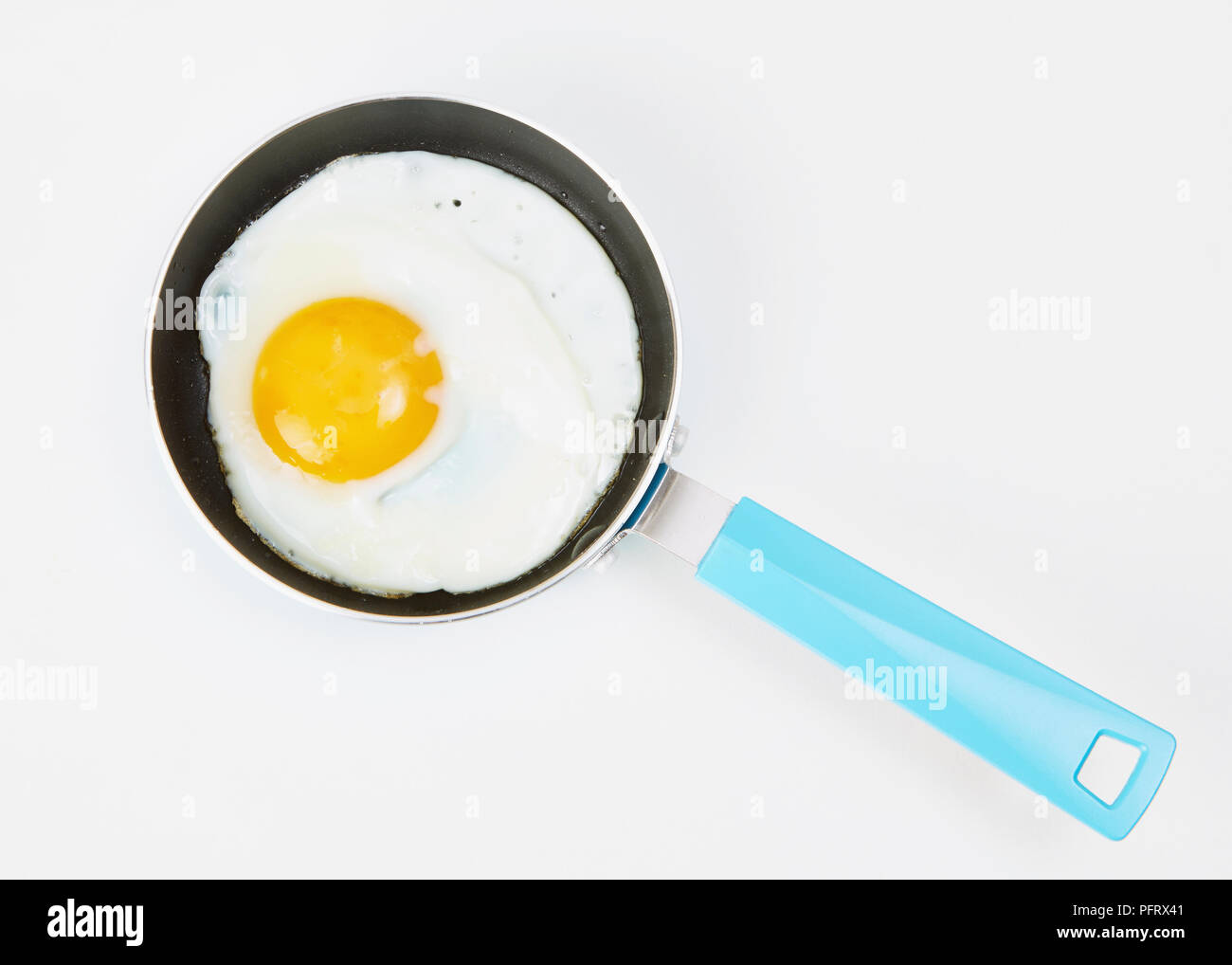 Uovo di essere cucinati in blu padella Foto Stock