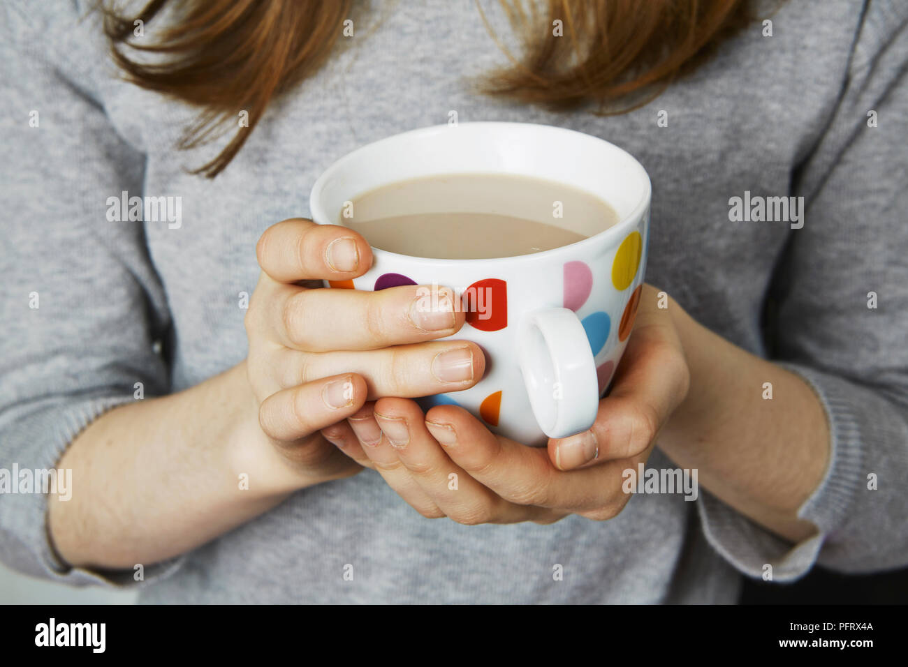 Bambino di bere una bevanda calda da un macchie mug Foto Stock