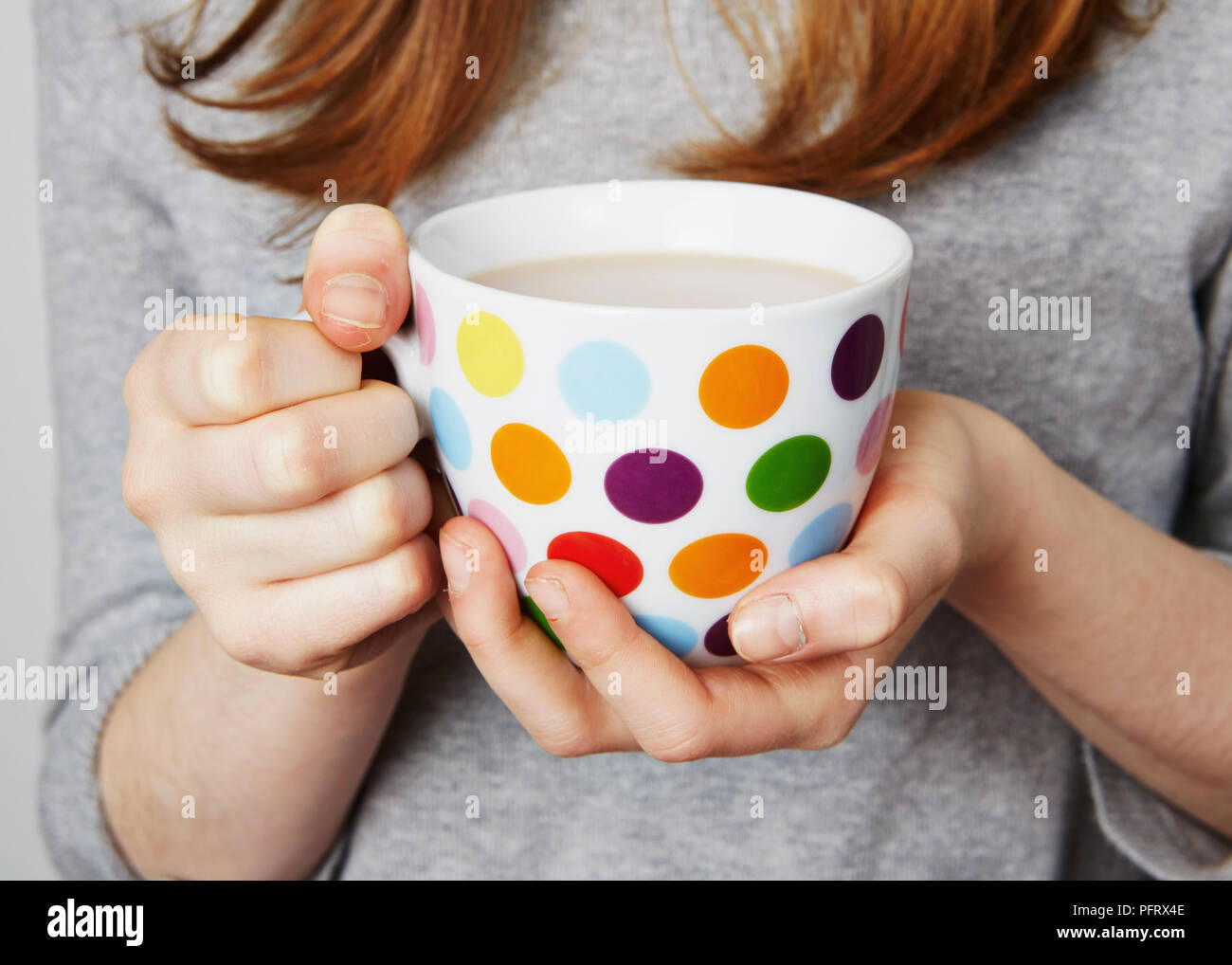 Bambino di bere una bevanda calda da un macchie mug Foto Stock