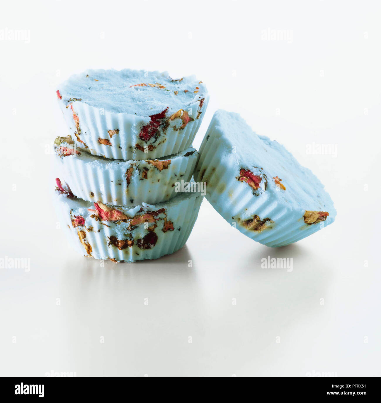 Passo per passo come fare il bagno bombe. Bombe da bagno con aggiunta di rose profumate petaisl. Foto Stock