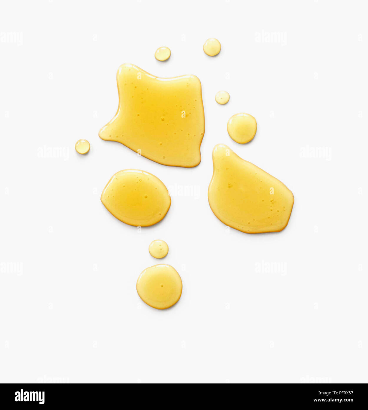 Il miele versato su sfondo bianco Foto Stock