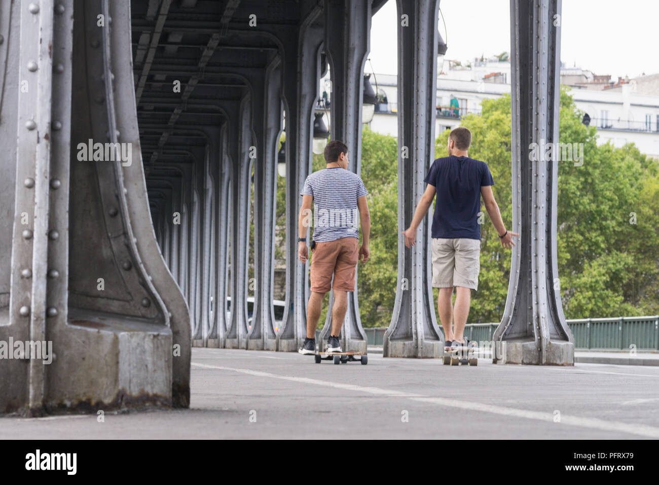 Pattinatori di Parigi - due uomini lo skateboard lungo il Bir Hakeim bridge a Parigi, in Francia, in Europa. Foto Stock