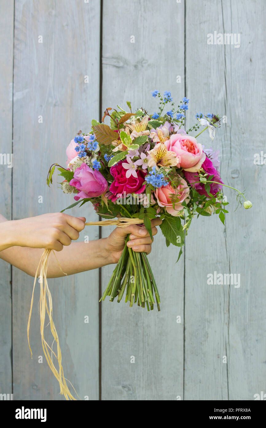 Come fare a mano mazzo legato Foto Stock