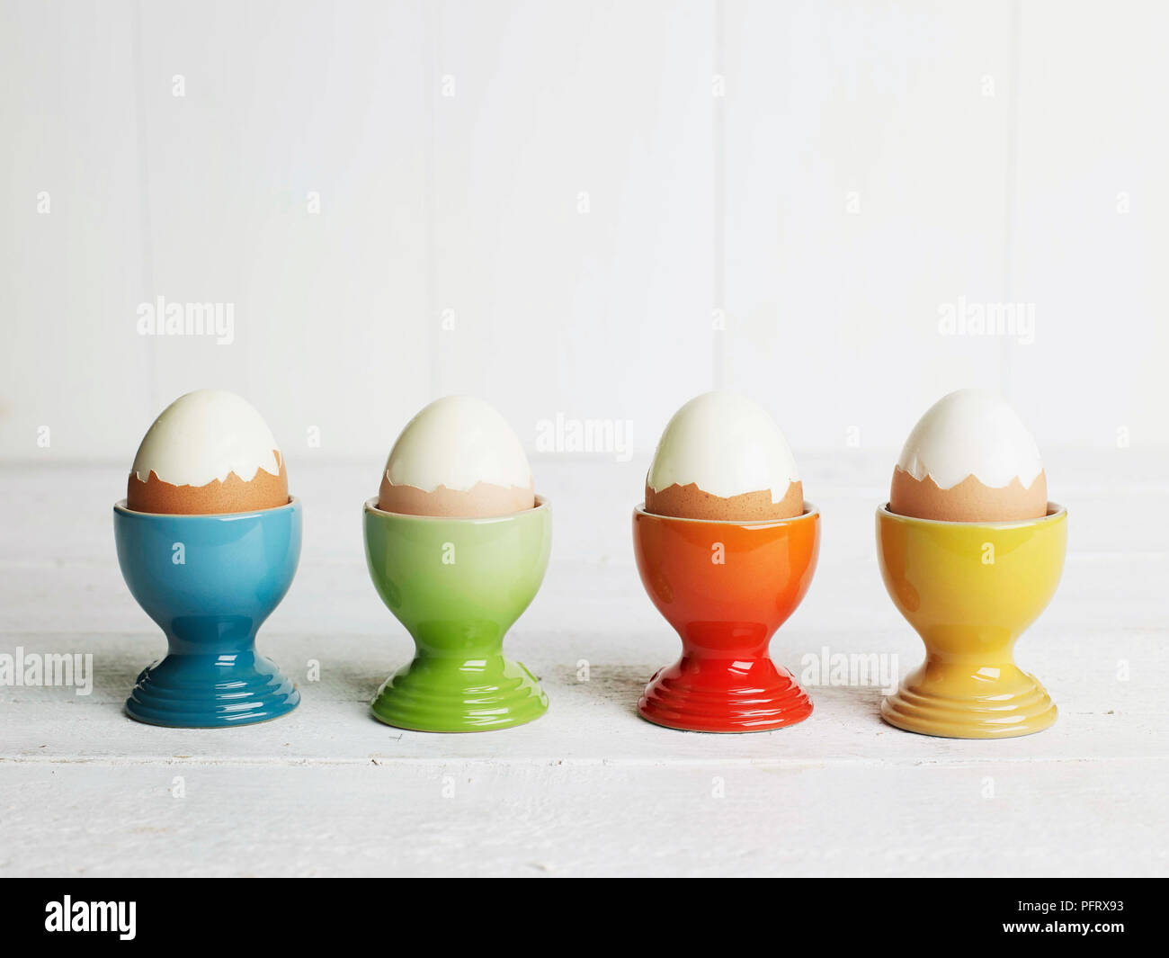 Uova sode in uova colorate tazze Foto Stock