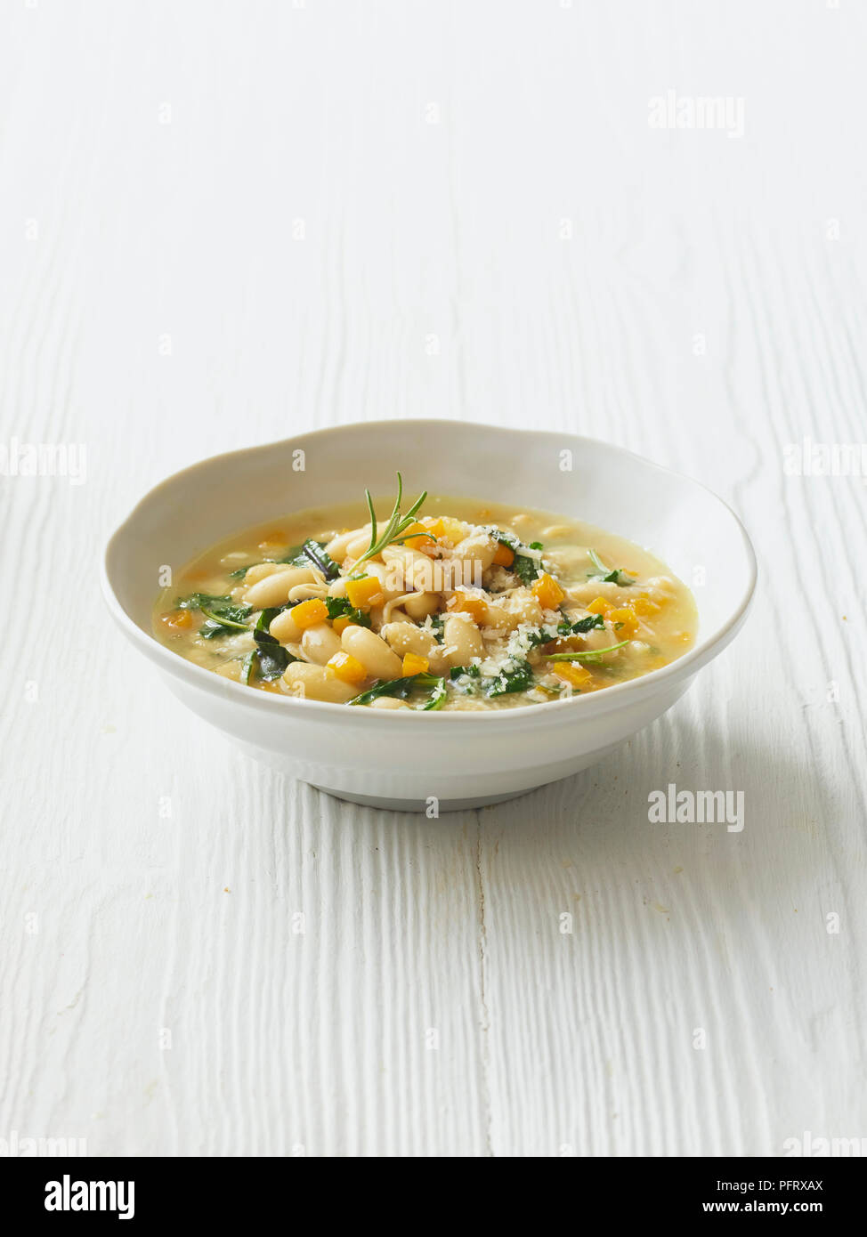 Fagiolo Bianco, kale, e parmigiano spoup Foto Stock