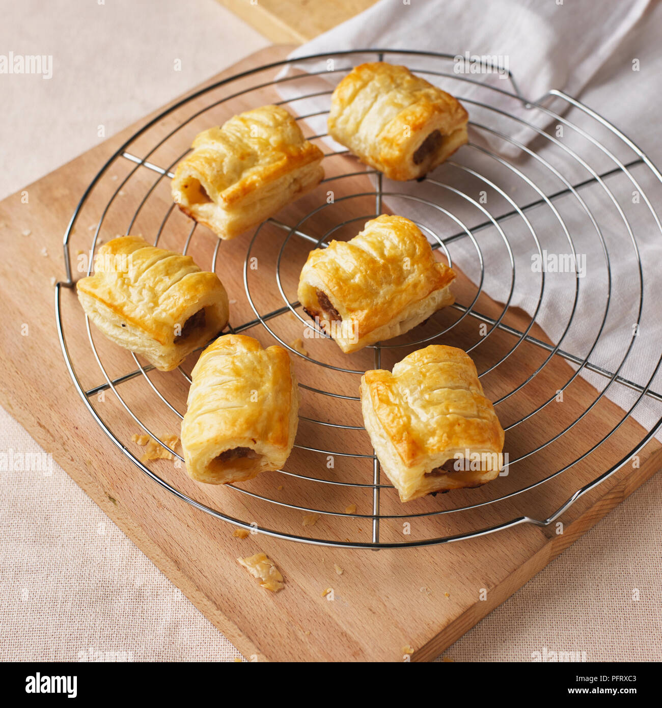 Rotoli di salsiccia sul display Foto Stock