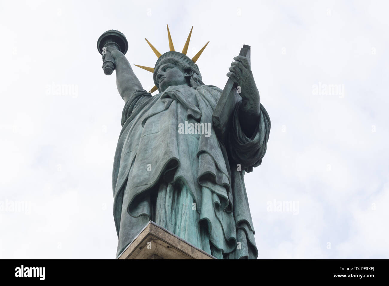 Statua della Libertà a Parigi - Statua della Libertà replica sul Ile aux Cygne nel XV arrondissement di Parigi, Francia. Foto Stock