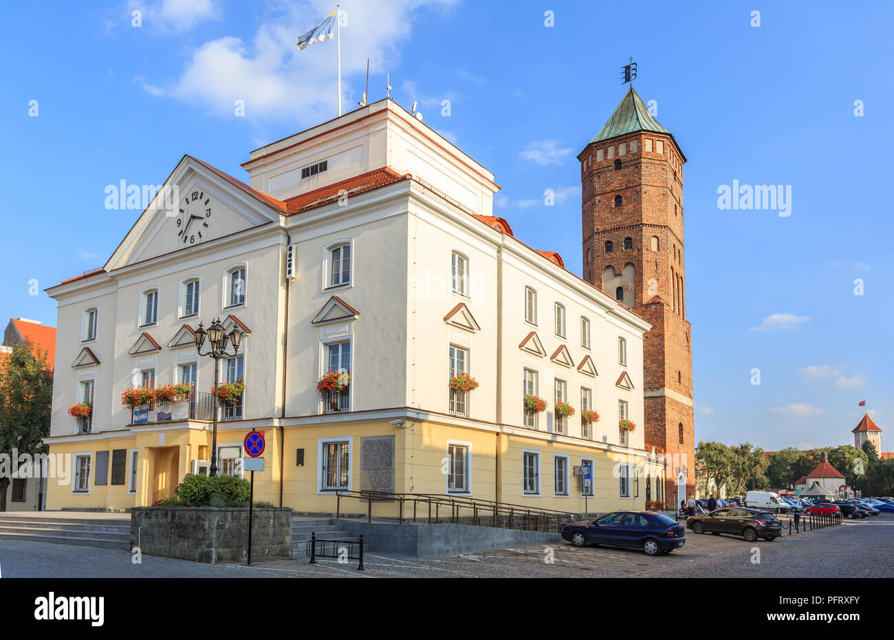 Pułtusk in Polonia, una città sul fiume Narew - frammento del mercato con il municipio e la sua torre Foto Stock