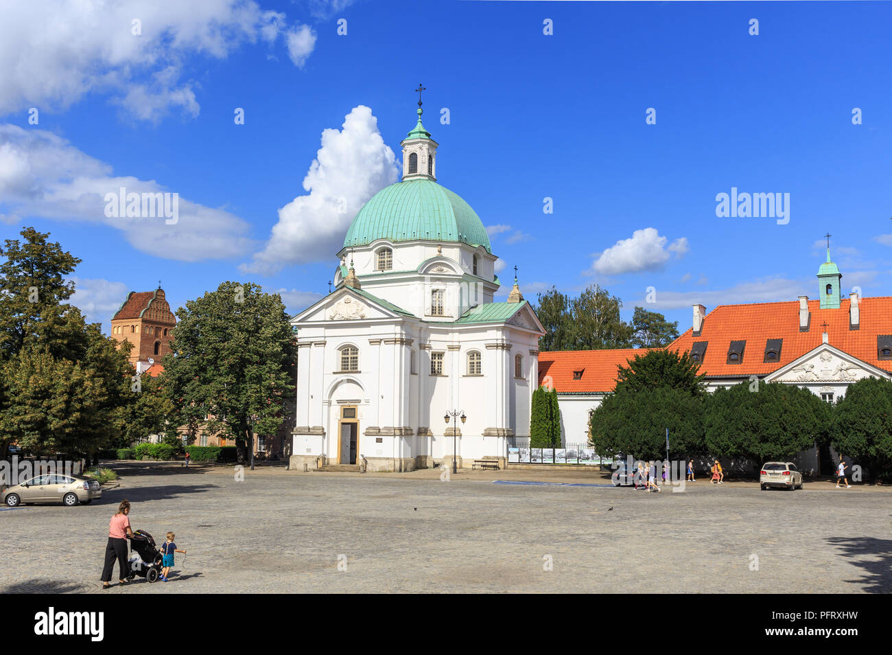 New Town Square con la chiesa barocca di San Kazimierz, progettato da Tylman di Gameren e complesso del convento con il piccolo palazzo barocco Foto Stock