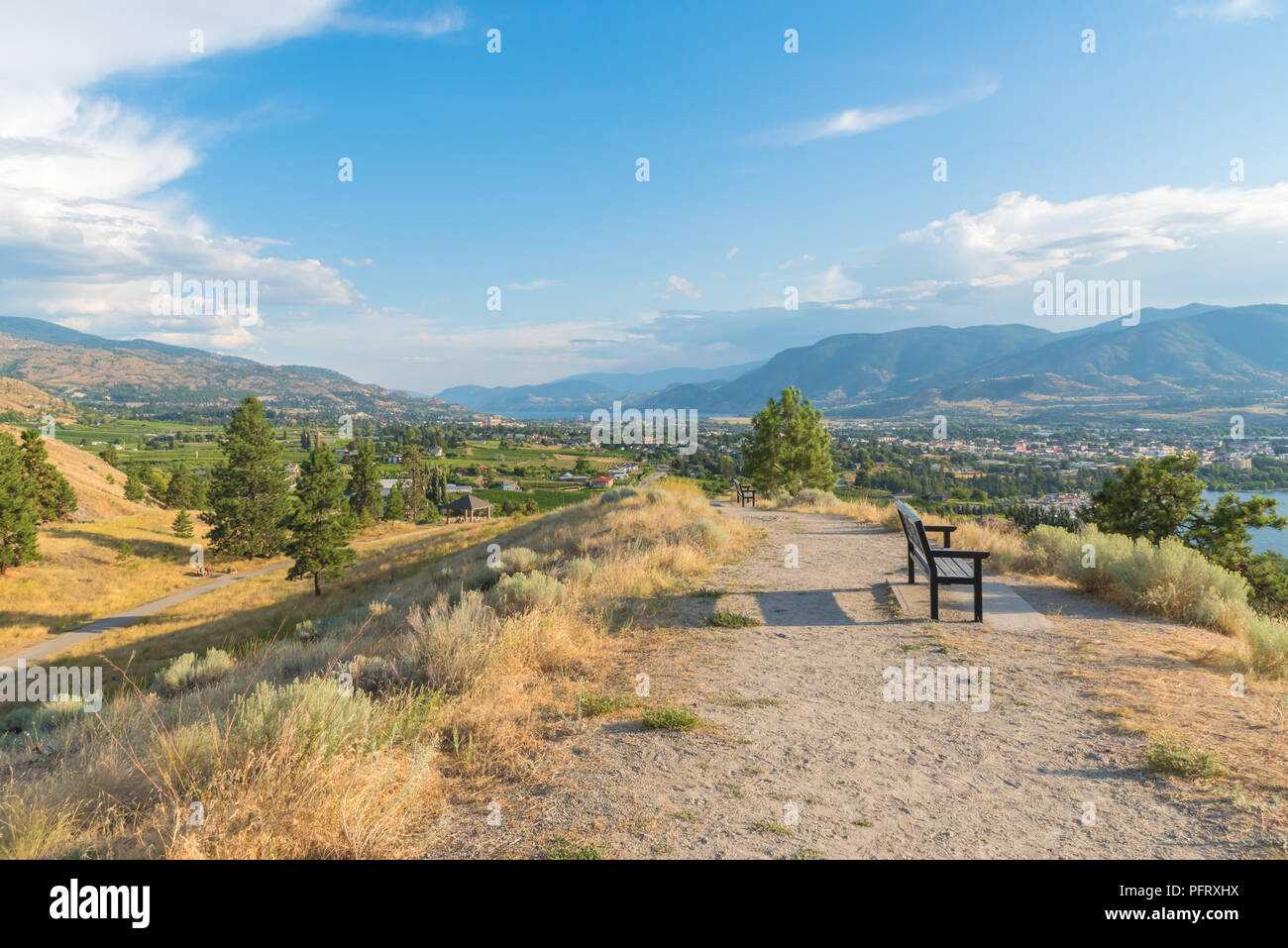 Munson punto di vista montagna sentiero a piedi e panchine con vista della città di Penticton e Okanagan Valley in estate Foto Stock