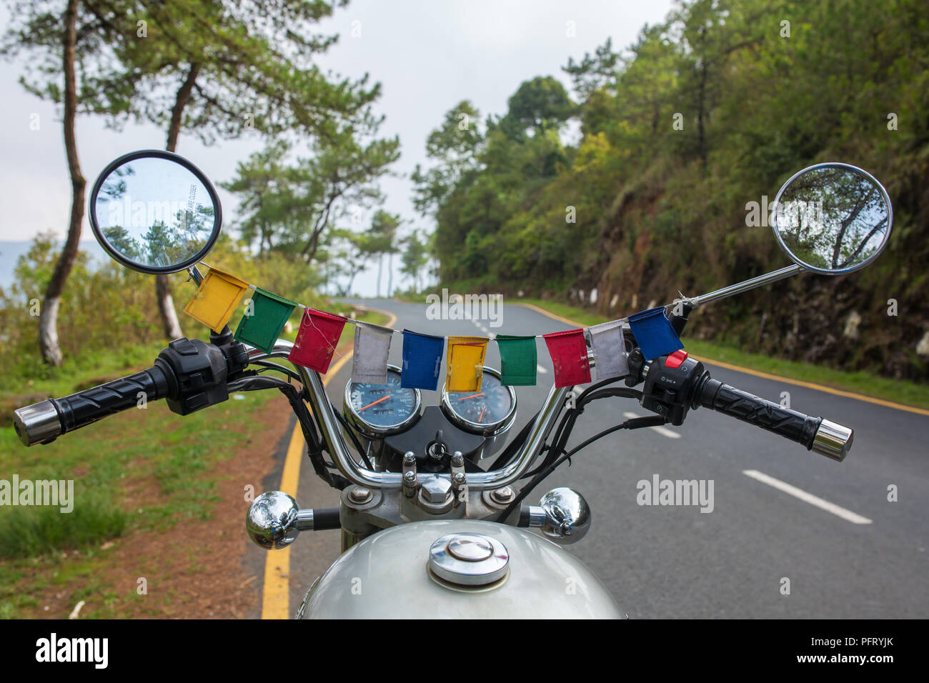 Il motociclismo nella regione nord est dell'India. Vista dal lato conducente. Foto Stock