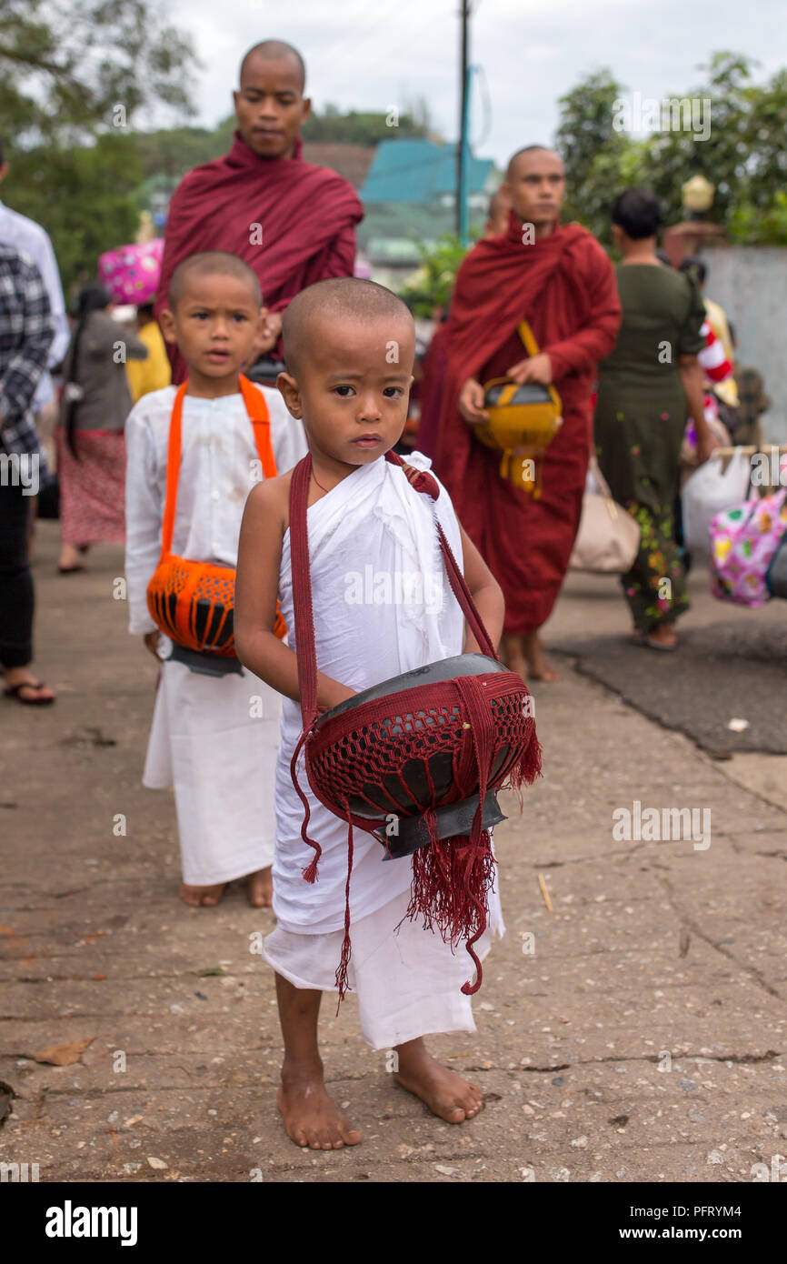 Kyaikhtiyo, Myanmar - Ottobre 16, 2016: giovani novizi buddisti e monaci che raccolgono tutti i giorni alms vicino alla pagoda Kyaiktiyo o Golden rock, Myanmar. Foto Stock