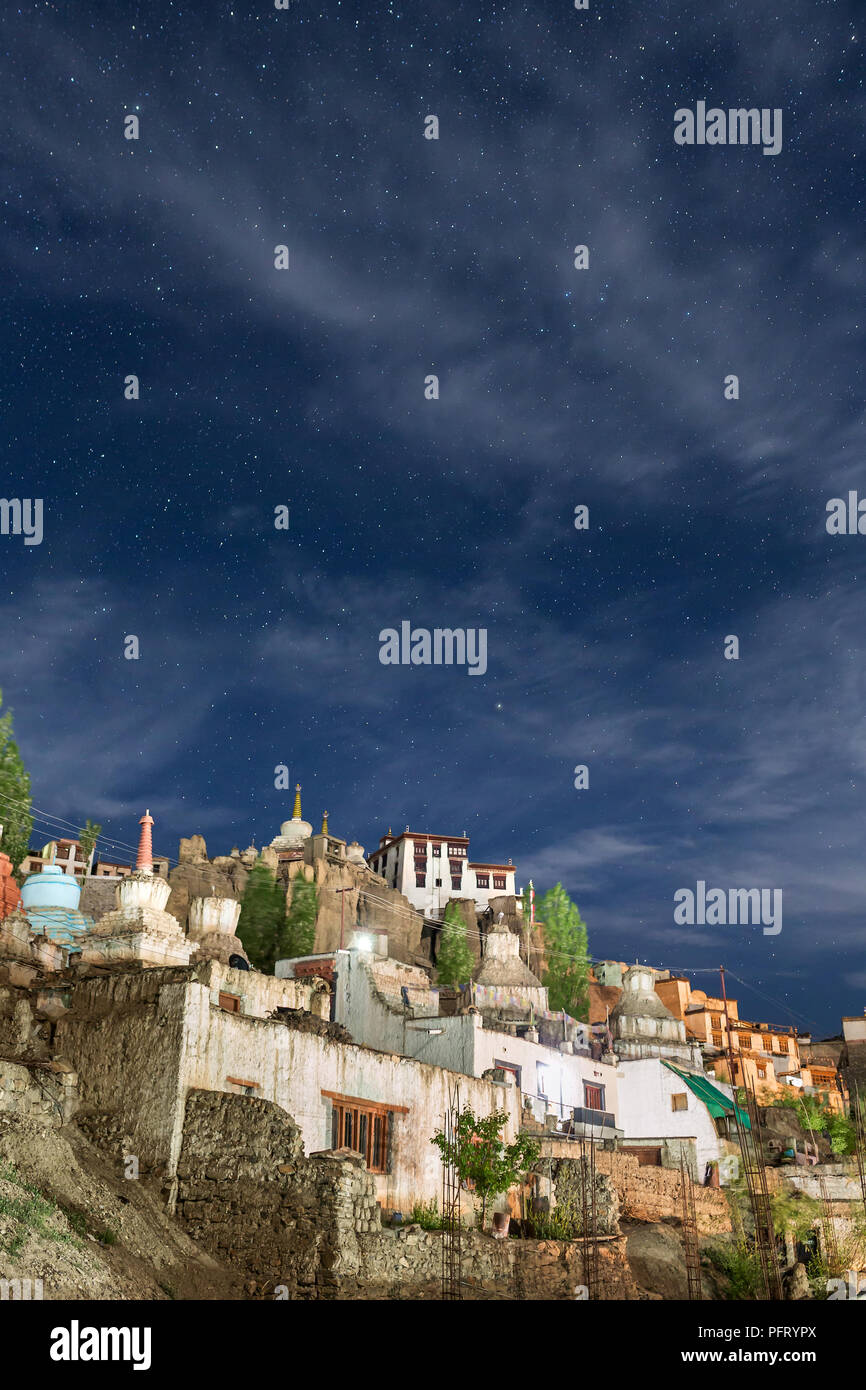 Lamayuru o Yuru Gompa tibetano è monastero buddista di notte con stelle a sfondo, Ladakh, Jammu e Kashmir India Foto Stock