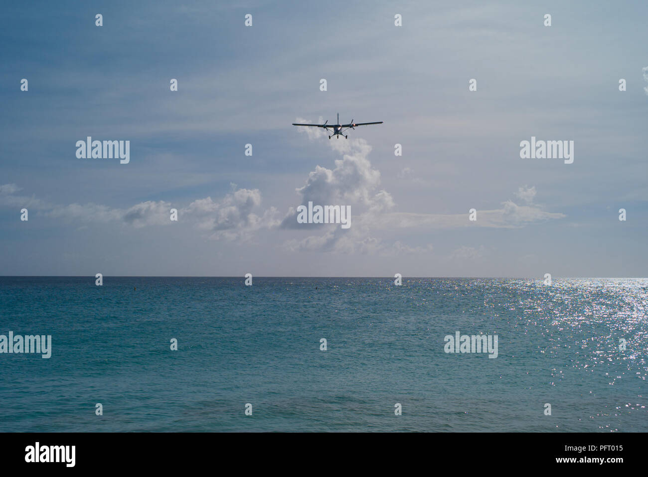 Aereo A Motore Doppio Propeller Sul Mar Dei Caraibi, Atterraggio All'Aeroporto Sint Maarten Foto Stock
