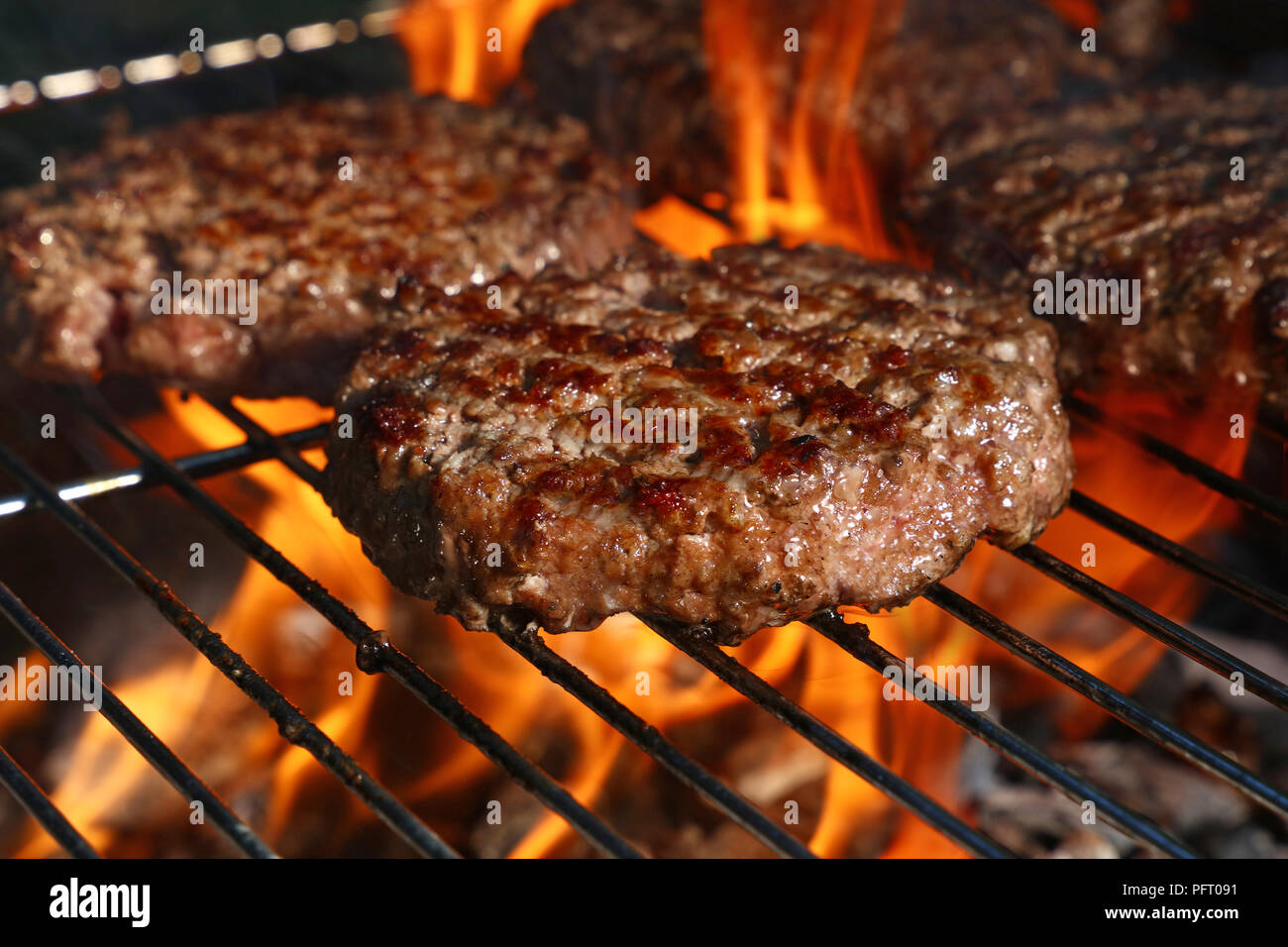 Close up di manzo o di carne di maiale barbecue hamburger per hamburger preparato alla griglia su fuoco BBQ grill di fiamma, ad alto angolo di visione Foto Stock
