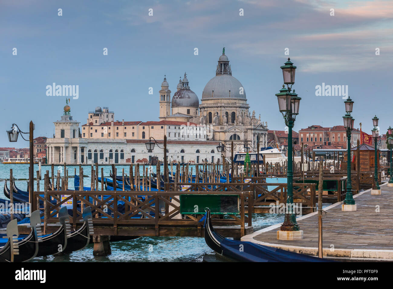 Parcheggio in Gondola con Santa Maria della Salute a sfondo a Venezia, Italia Foto Stock