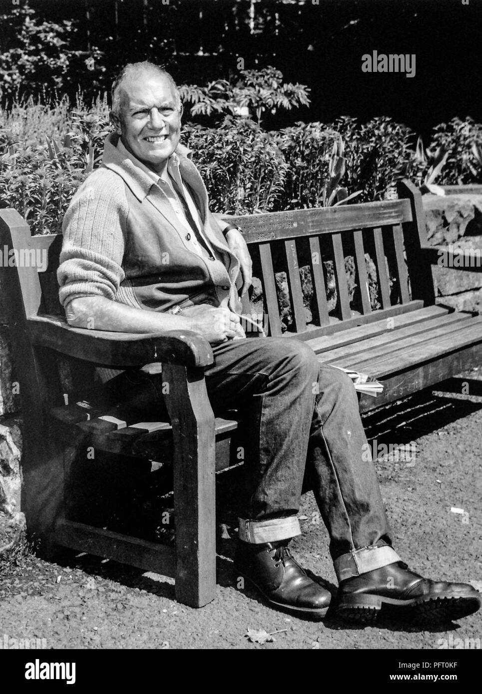 Il grande comico scozzese, Chic Murray, godersi il sole nel giardino botanico a Glasgow nel gennaio 1985. Purtroppo, poche settimane più tardi, ha passato lontano. Alan Wylie/ALAMY © Foto Stock