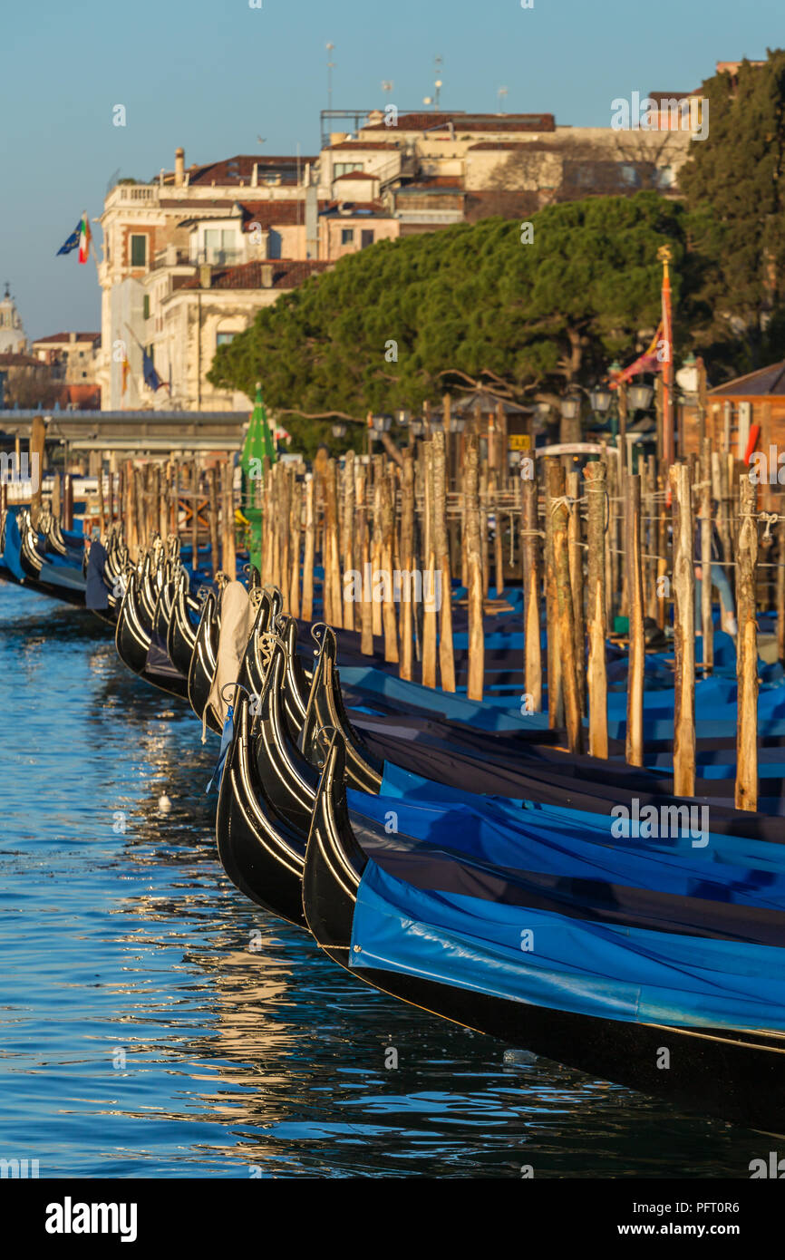 Gondola parcheggio al Canal Grande a Venezia, Italia Foto Stock