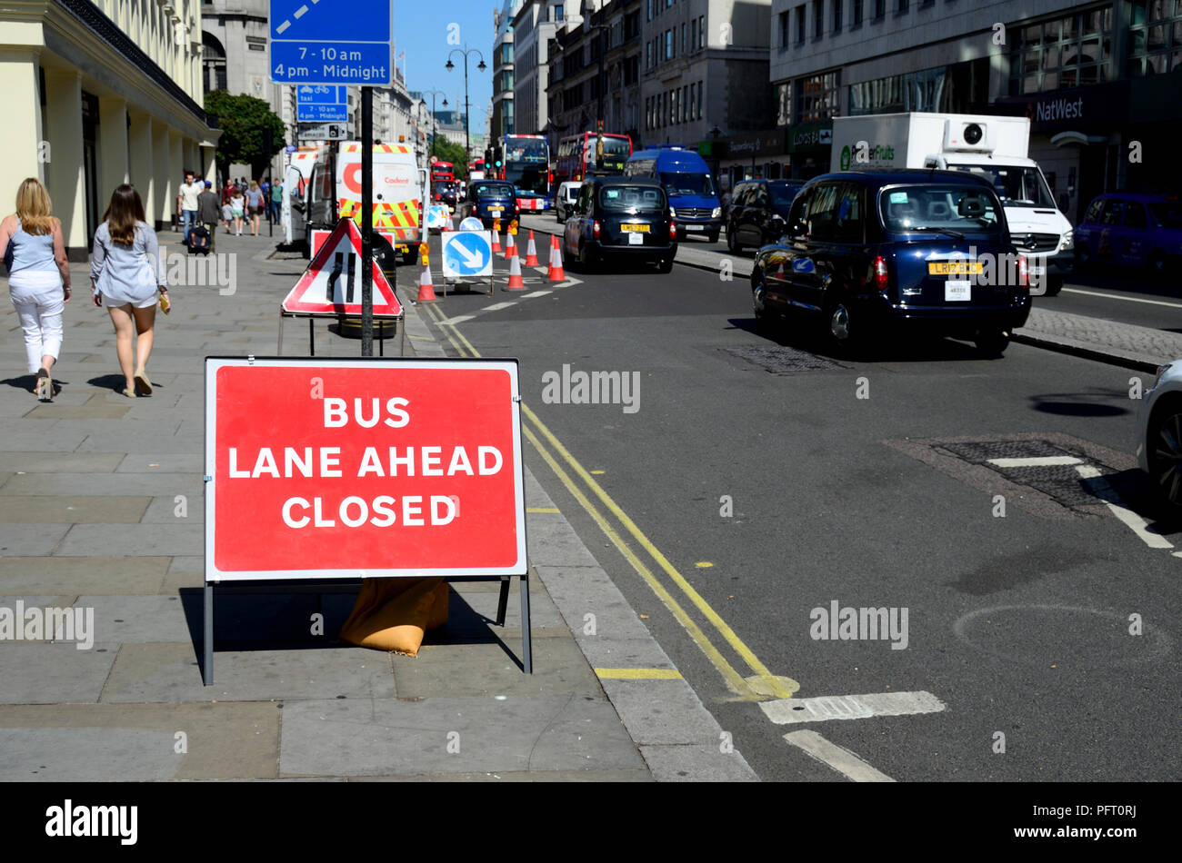 "Corsia degli autobus davanti chiuso' firmare in The Strand, Londra, Inghilterra, Regno Unito. Foto Stock