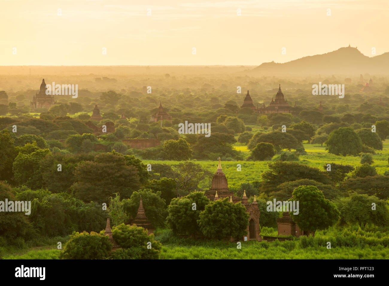 Bellissima alba sulle antiche pagode di Bagan, Myanmar Foto Stock