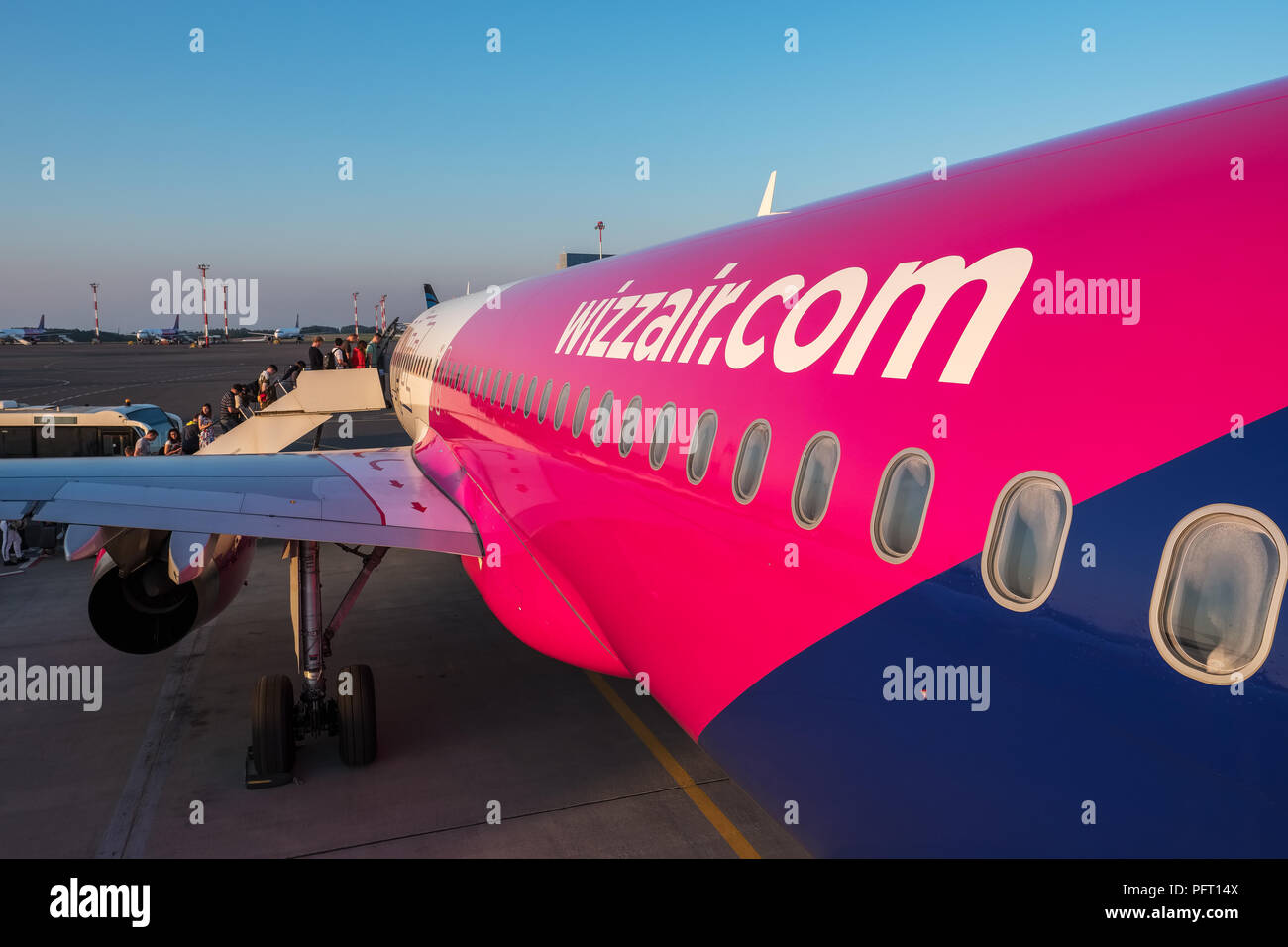 Varsavia, Polonia - 29 Maggio 2018: Wizzair piano in aeroporto. Wizz Air logo close up Foto Stock