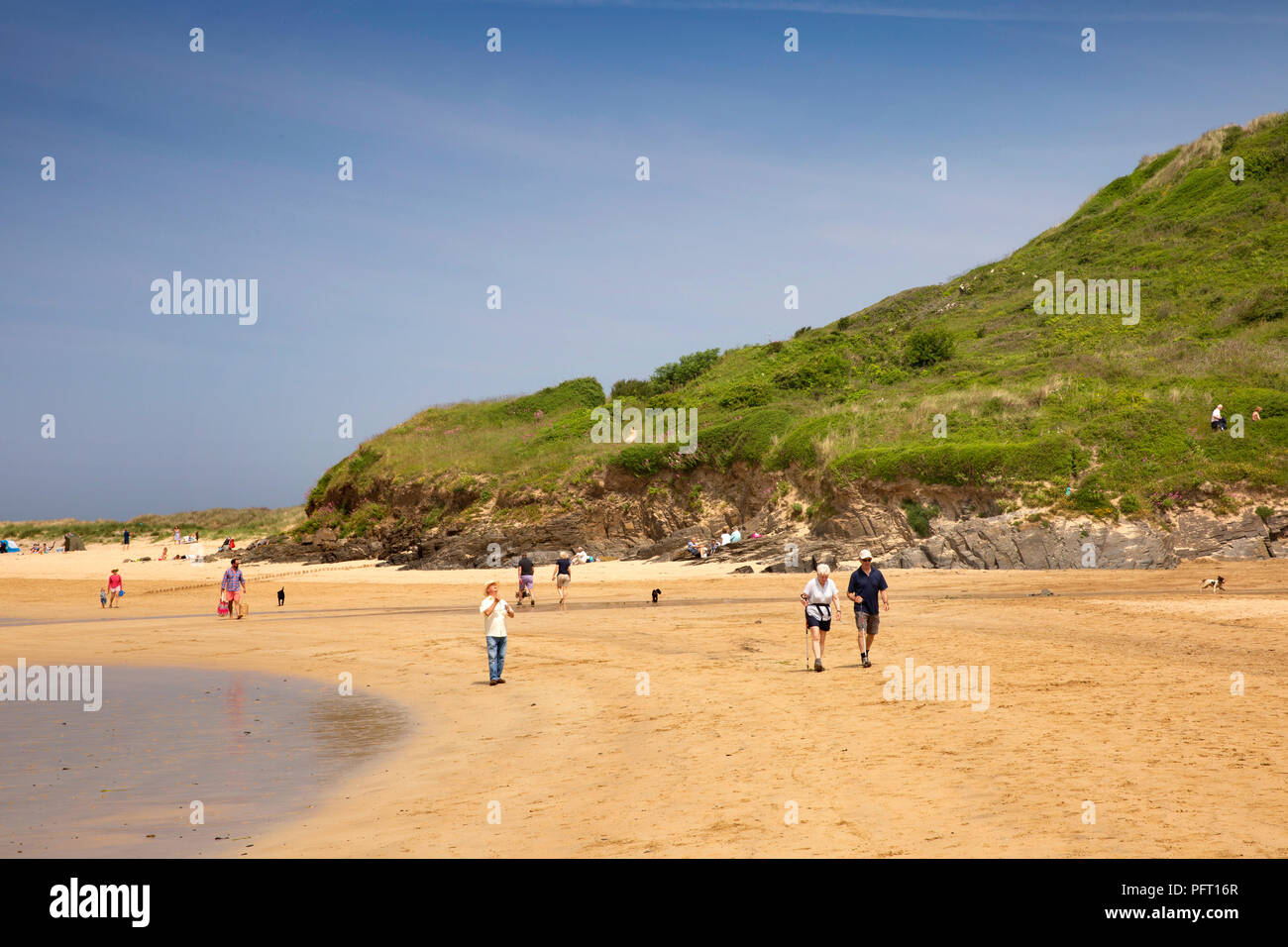 Regno Unito, Cornwall, Rock, i turisti sulla spiaggia sottostante talare Hill Foto Stock