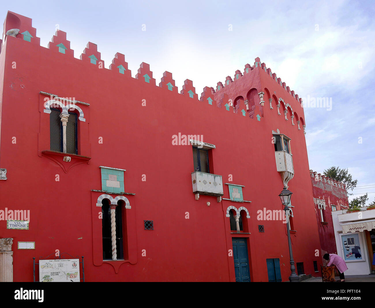 La Casa Rossa è un edificio storico in stile eclettico, situato al centro di Anacapri.it prende il suo nome dal rosso pompeiano colore che rende inconfondibile. Foto Stock