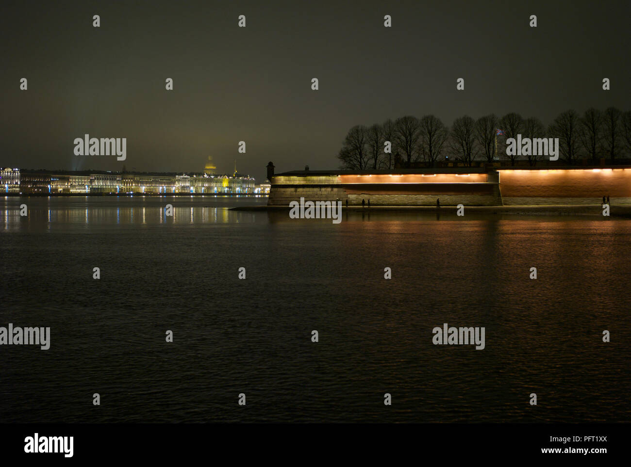 Romantico Paesaggio urbano notturno di San Pietroburgo con il fiume Neva, la Fortezza Illuminata di Pietro e Paolo e il Palazzo d'Inverno sullo sfondo Foto Stock