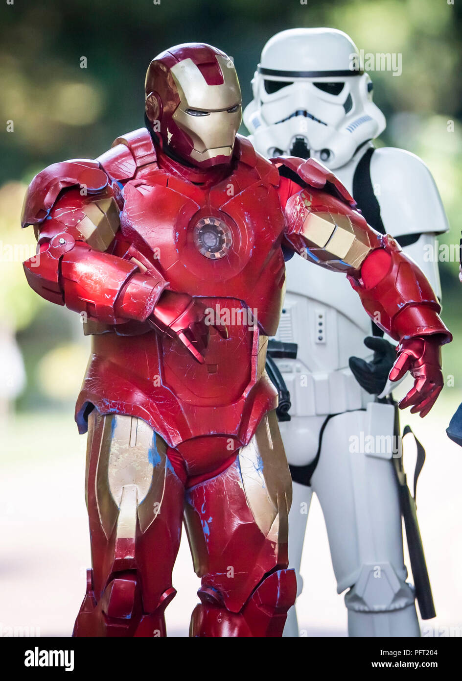 Persone in lutto vestito come supereroe Iron Man e uno Stormtrooper arrivano al crematorio Chanterlands in Hull di partecipare ai funerali di sei-anno-vecchio Stanley Metcalf, morto in un pellet gun incidente. Foto Stock