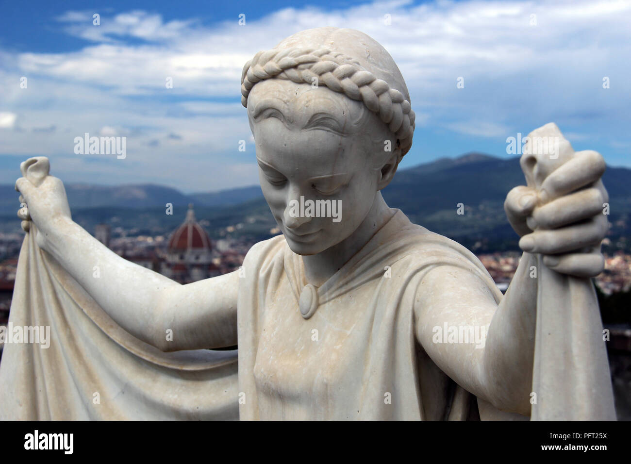 Statua femminile in San Miniato al Monte cimitero, Firenze, Italia. Foto Stock