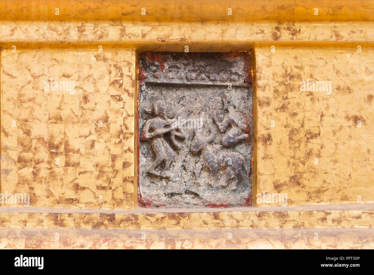 Jataka piastrelle smaltate piastrelle di terracotta raffiguranti scene della Jatakas, Shwezigon Paya, Bagan, Myanmar Foto Stock