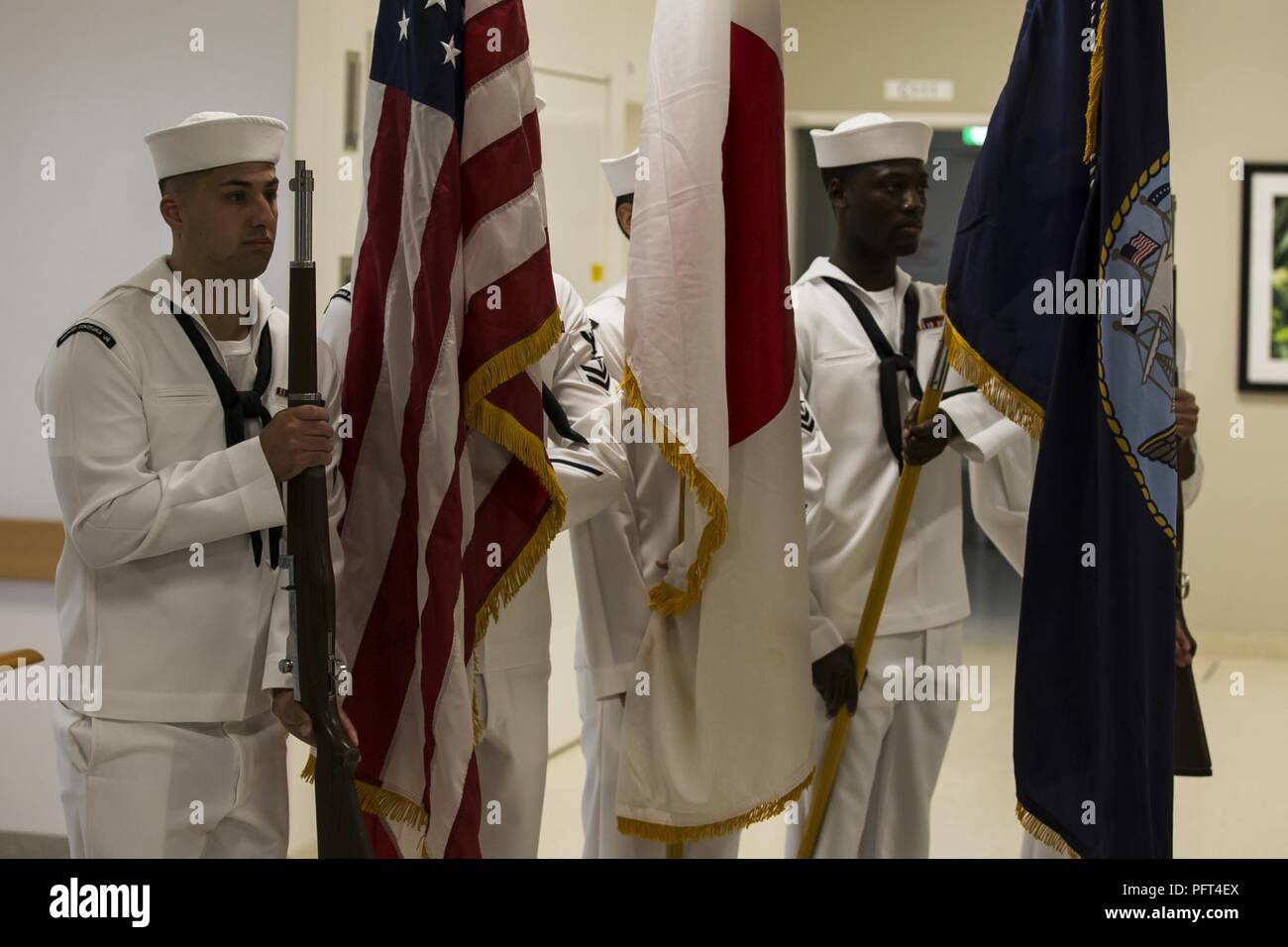 La guardia di colore per Robert M. Casey navale ramo della famiglia Clinica Iwakuni visualizza colori per una grande cerimonia di inaugurazione al Marine Corps Air Station Iwakuni, Giappone, 30 maggio 2018. Il personale ha ospitato la grande apertura al fine di visualizzare la struttura di funzionalità nuove e migliorate. Foto Stock