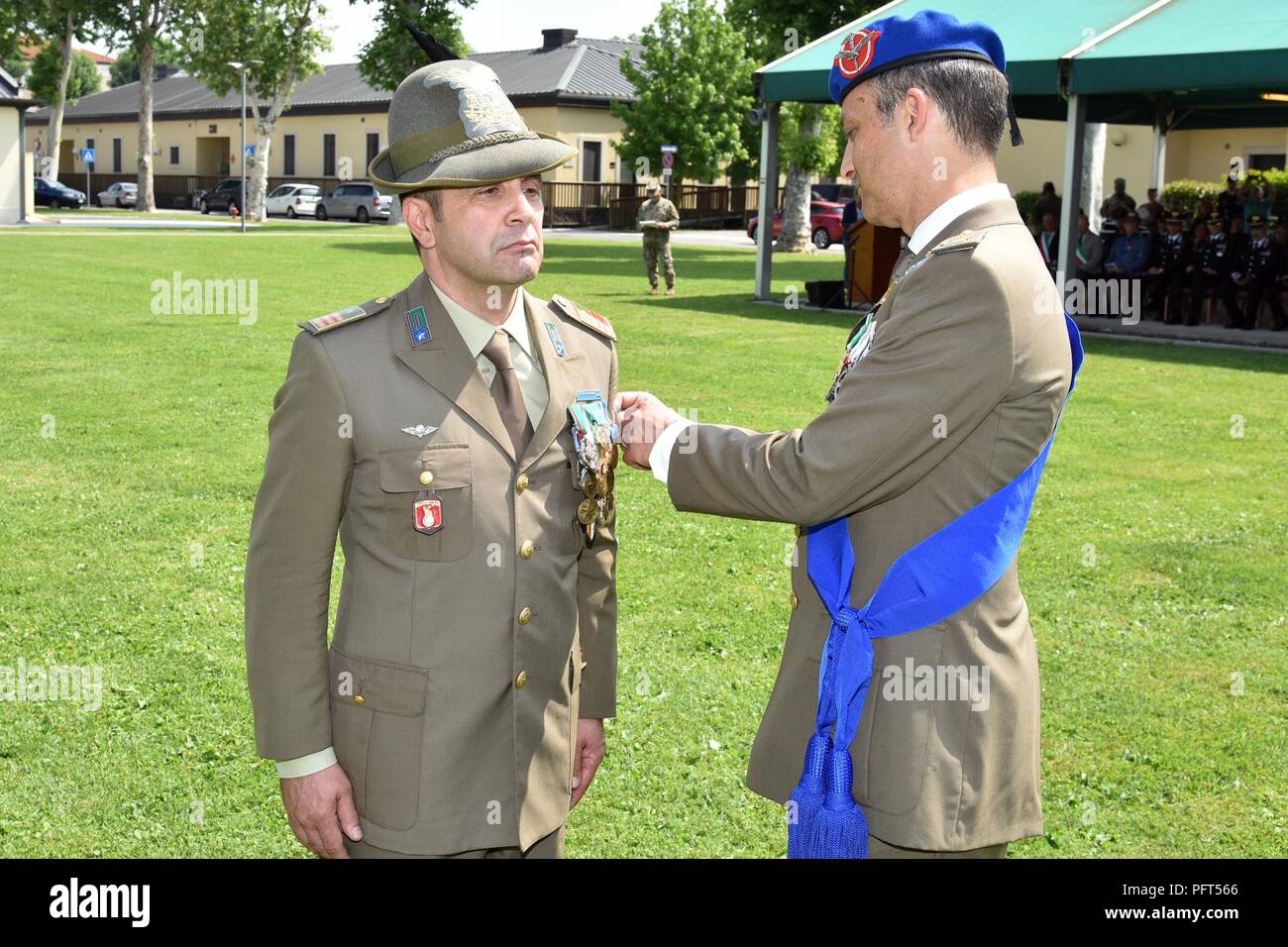 Col. Umberto D'Andria, Base Italiana Commander (destra), rimuove le eccezionali prestazioni dovere patch dal manicotto di comando in uscita Sgt. Il Mag. Antonio Quaglia (sinistra), durante la base italiana il comando cambio di responsabilità alla Caserma Ederle a Vicenza, Italia, Maggio 31, 2018. Foto Stock