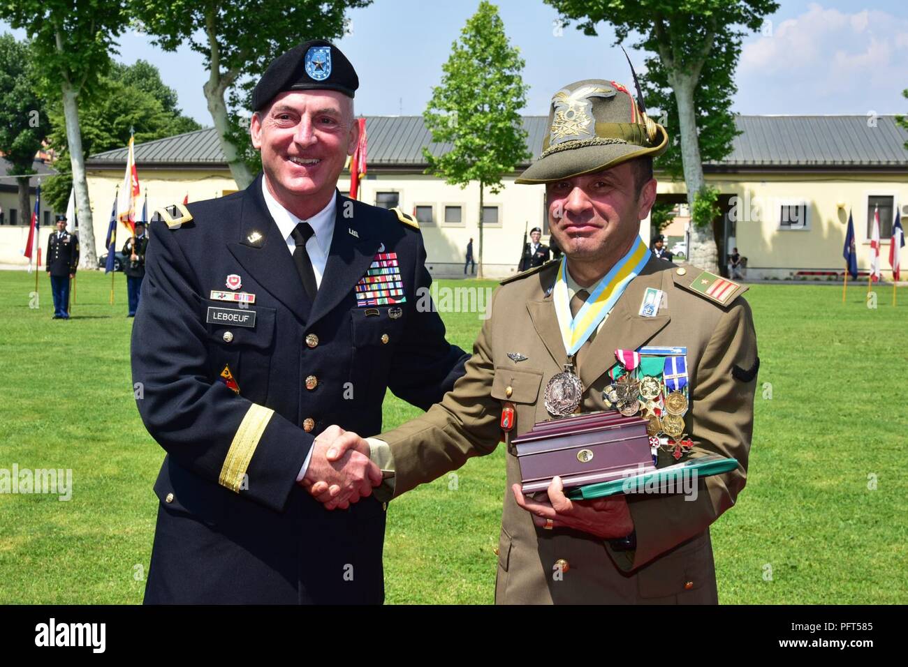 L'italiano in uscita il comando di base Sgt. Il Mag. Antonio Quaglia (a destra), riceve un dono da Briga. Gen. Eugene J. Il LeBoeuf, deliberando Comandante di U.S. Army Africa (sinistra), durante la base italiana il comando cambio di responsabilità alla Caserma Ederle a Vicenza, Italia, Maggio 31, 2018. Foto Stock