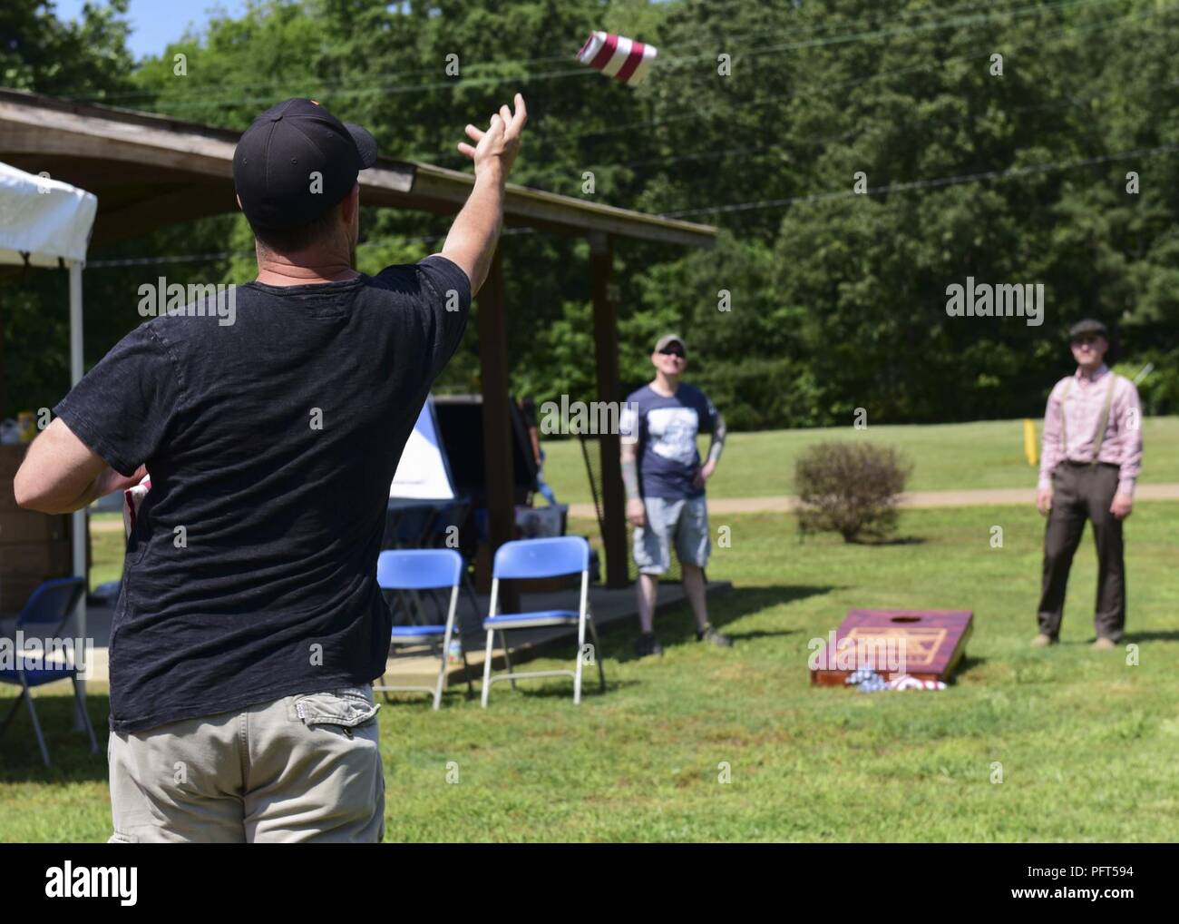Stati Uniti I soldati dell esercito cornhole gioco durante la 128Brigata Aerea sicurezza evento della durata di un giorno a base comune Langley-Eustis, Virginia, 24 maggio 2018. La manifestazione si è focalizzata anche sulla formazione del soldato famiglie e previste attività morale. Foto Stock