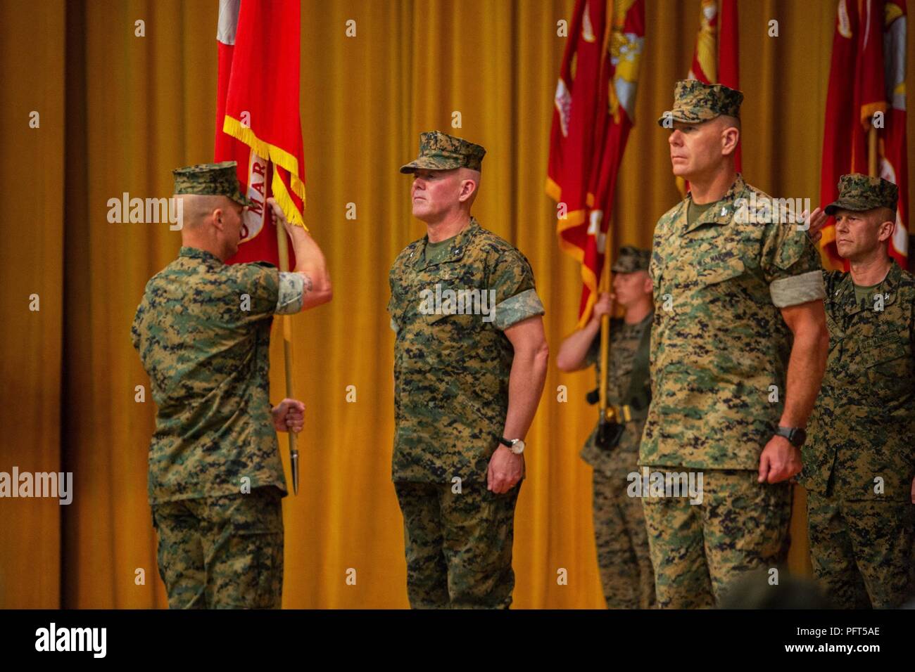 Sgt. Il Mag. James N. Calbough, sinistra, sergente maggiore del 3° Marine Logistics Group, si prepara a passare i colori della terza MLG a Briga. Gen. Daniel B. Conley, centro, in uscita comandante generale della terza MLG Giugno 1, 2018 su Camp Kinser, Okinawa, in Giappone. Conley rinunciato a comando della terza MLG al Col. Ronald C. Braney, destra, comandante della 3° MLG. Conley è nativo di Falmouth, Massachusetts. Braney è un nativo di Manlius, New York. Calbough è un nativo di Trenton, Michigan. Foto Stock