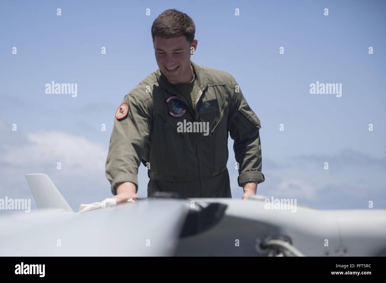 Lancia Cpl. Blaine Elliott, un drone maintainer con Marine mezzo squadrone Tiltrotor 166 rinforzato, xiii Marine Expeditionary Unit (MEU), pulisce un RQ-21un Blackjack in mare a bordo della San Antonio-classe di trasporto anfibio dock nave USS ancoraggio (23 LPD), 31 maggio 2018. L'Essex anfibio gruppo pronto (ARG) e xiii MEU stanno conducendo la formazione composita dell'Unità Esercizio (COMPTUEX), l'esercizio finale prima della unità' imminente distribuzione. Questo esercizio convalida la ARG/MEU del team capacità di adattarsi e di eseguire missioni in continua evoluzione e ambienti sconosciuti. Al completamento della C Foto Stock