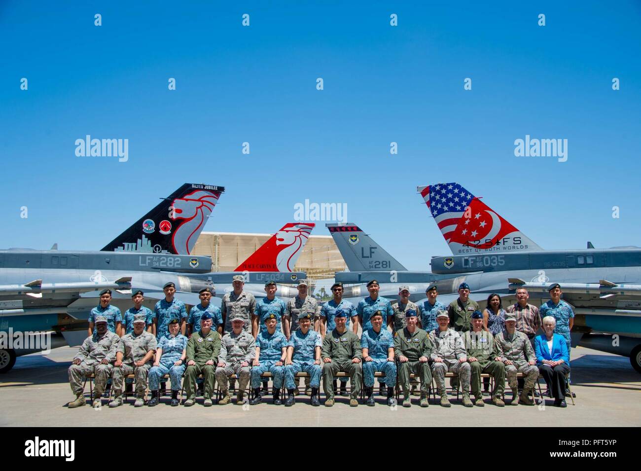 Leadership assegnato alla 56th Fighter Wing e la 425th Fighter Squadron assistere ad una parata cerimonia di commemorazione del XXV anniversario della United States Air Force e Repubblica di Singapore Air Force al partenariato a Luke Air Force Base, Ariz., 22 maggio 2018. Durante la cerimonia commemorativa di un F-16 flash di coda dipinto dal 56th attrezzature squadrone manutenzione controllo della corrosione è stata svelata. Foto Stock