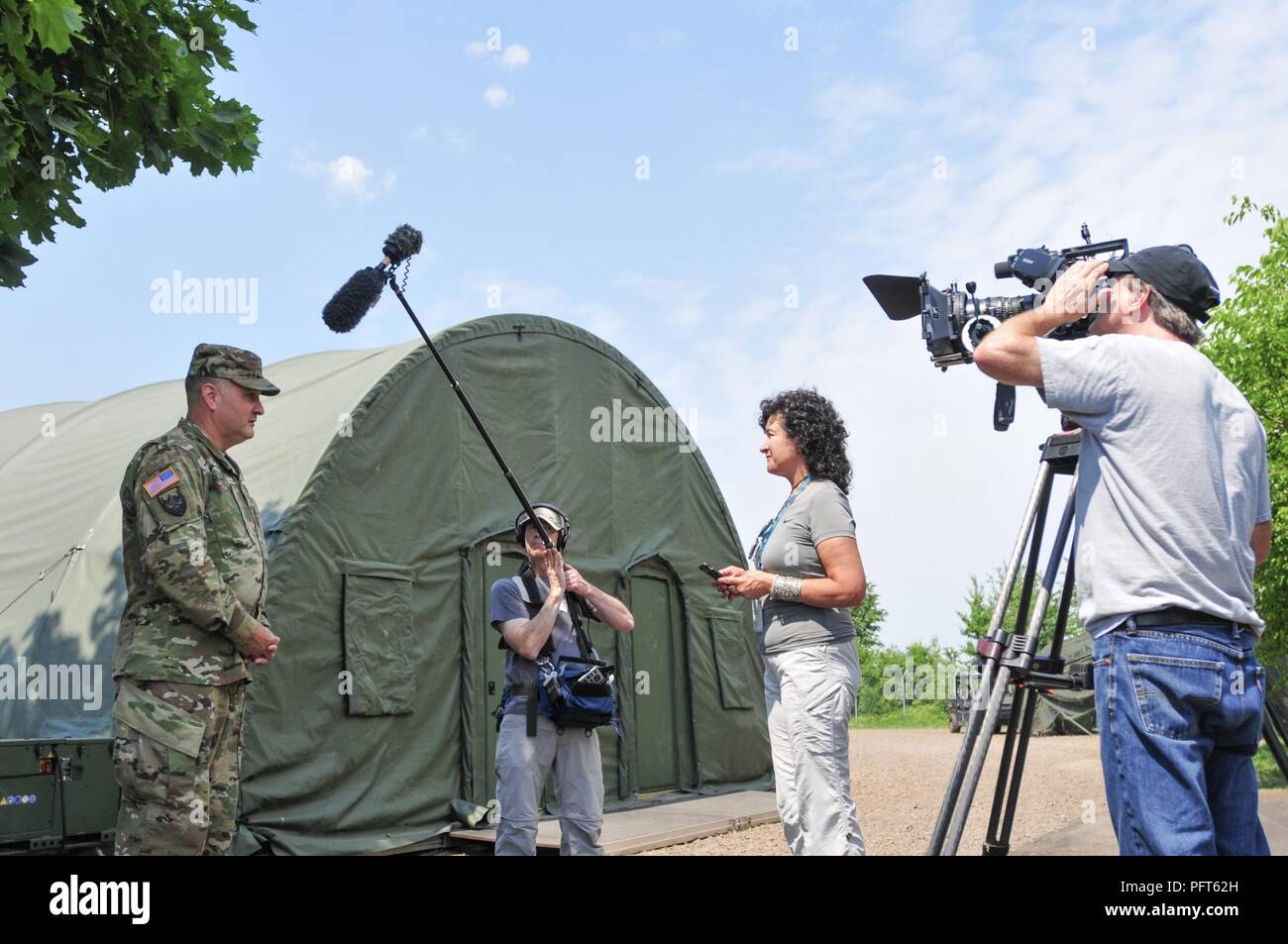 Brig. Gen. Clint E. Walker, commander, 184Supporto comando, essendo intervistato da difesa Agenzia di logistica, Nutan Chada, il 1 giugno in Powidz, in Polonia circa il rapporto tra 184SC e DLA durante lo sciopero di Saber 18. La Saber Strike esercizi hanno avuto grande successo nella creazione di una fondazione per i forti legami che condividiamo con molti alleati e partner europei di oggi. (Mississippi Guardia Nazionale Foto Stock