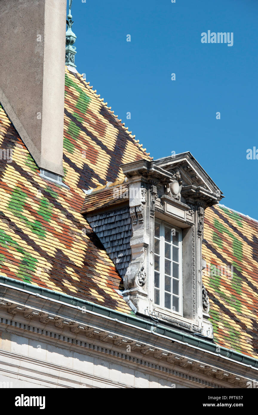 Francia, Dijon, Hotel De Vogue, con abbaino e allasua Bourguignons (Burgundian polychrome) tegole del tetto, close-up Foto Stock