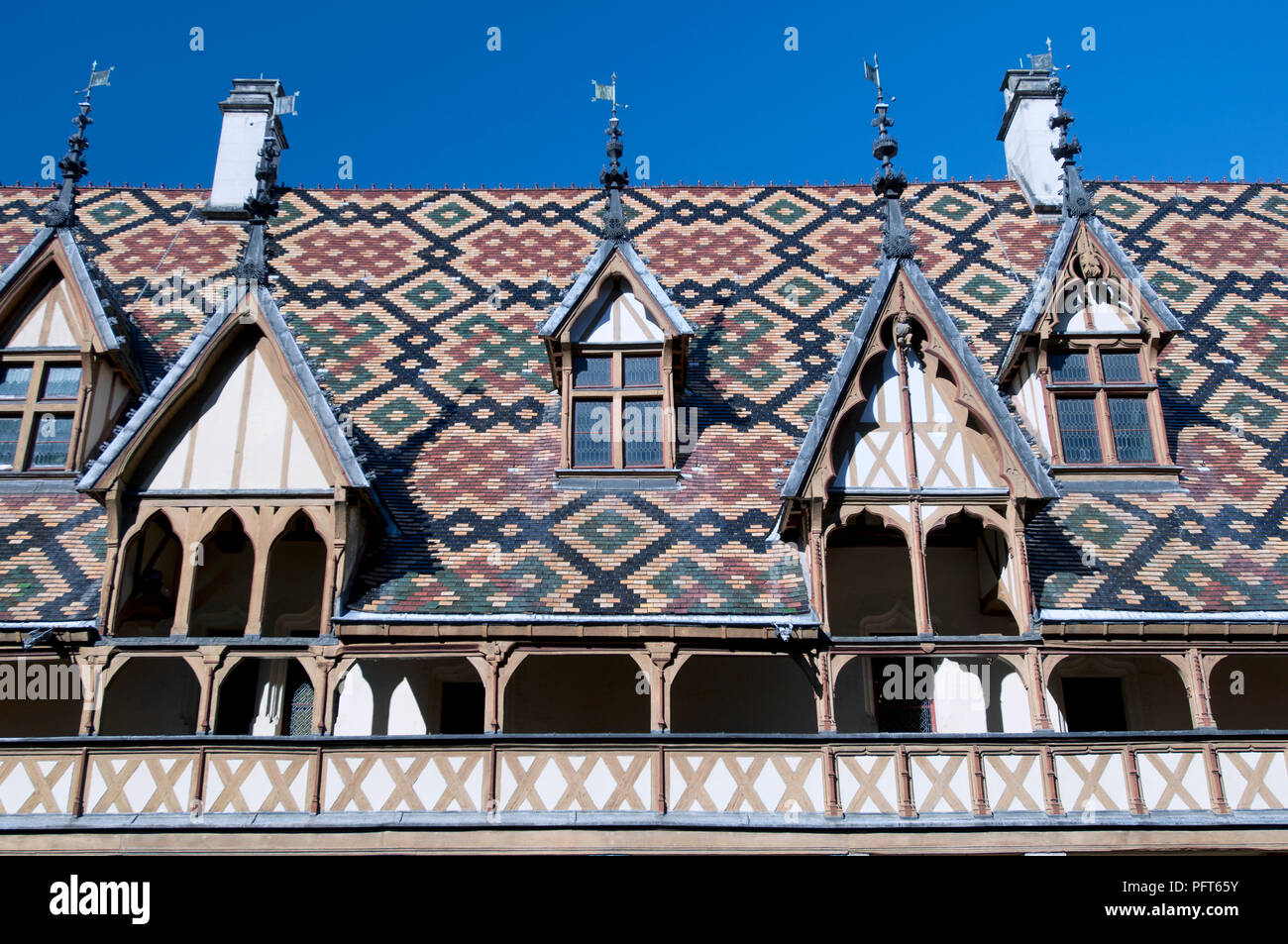 Francia, Beaune, Hospices de Beaune, tetto policromo con finestre dormer dell edificio del XV secolo ora sede di museo Foto Stock