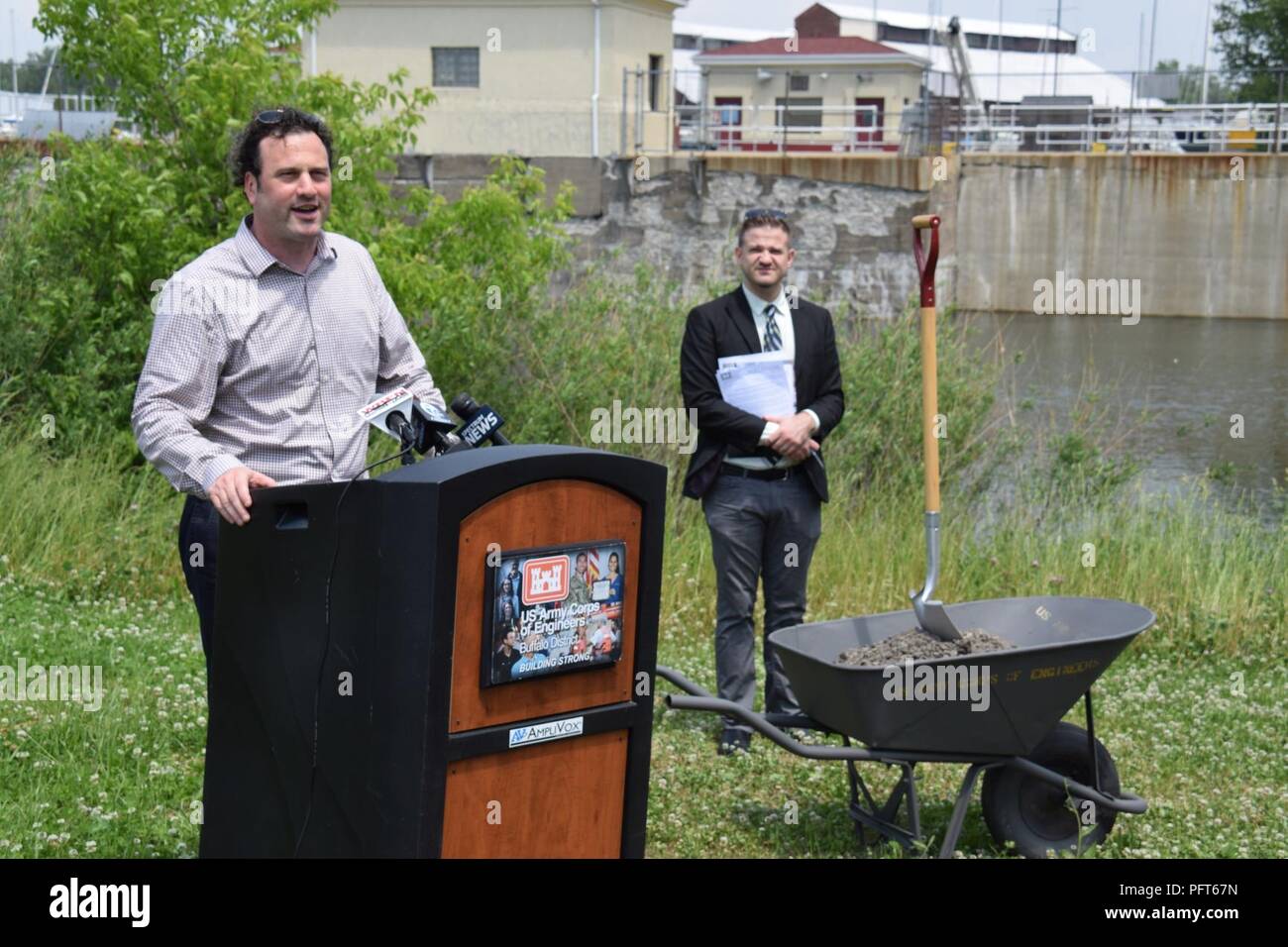 Gli Stati Uniti Esercito di ingegneri, Buffalo distretto ospita un progetto eventi celebrativi per il proseguimento del programma le autorità Sezione 204 vantaggioso l'utilizzo del materiale dragato progetto presso l'unità isola a nord pond Giugno 1, 2018 in Buffalo, New York. Altoparlanti per l'evento incluso Congressman Brian Higgins, città di Buffalo vice commissario per Parchi e Ricreazione, Andy Rabb e USACE Buffalo District Commander, Lt. Col. Adam Czekanski. Foto Stock