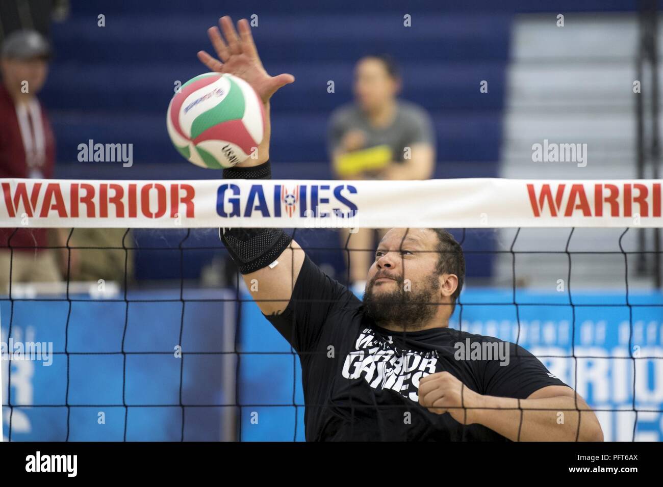 Esercito Capt. Alex Wilson punte una sfera durante l udienza pallavolo pratica per il 2018 Warrior giochi presso la Air Force Academy in Colorado Springs, Colo. Giugno 1, 2018. Foto Stock