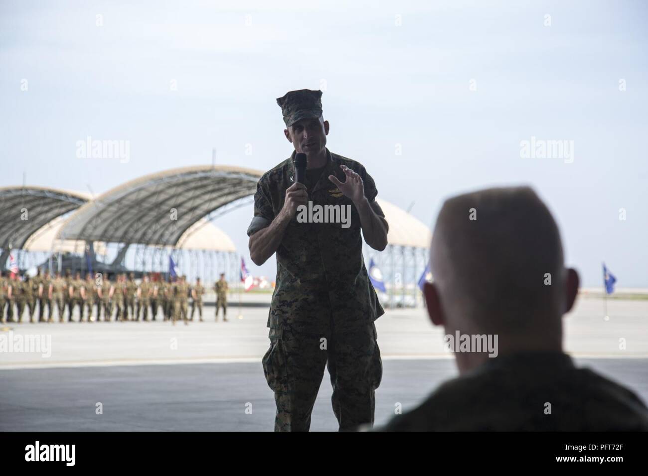 Stati Uniti Marine Corps Col. Contrassegnare T. Palmer, Marine Aircraft Group 12 comandante, indirizzi ospiti durante un cambio del comando cerimonia al Marine Corps Air Station Iwakuni, Giappone, 25 maggio 2018. La cerimonia si è svolta al fine di indicare il trasferimento di responsabilità da un comandante di un'altra. Foto Stock