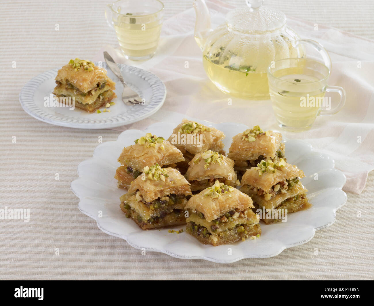 Il Baklava servita su piastre con tè alle erbe Foto Stock