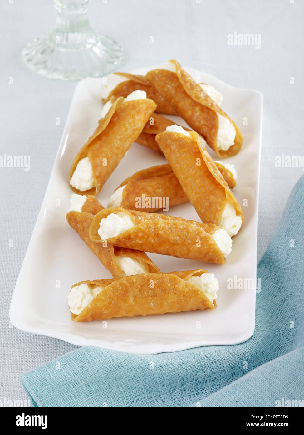Sciroppo dorato brandy scatta di fresco con panna montata servita sul piatto da portata Foto Stock