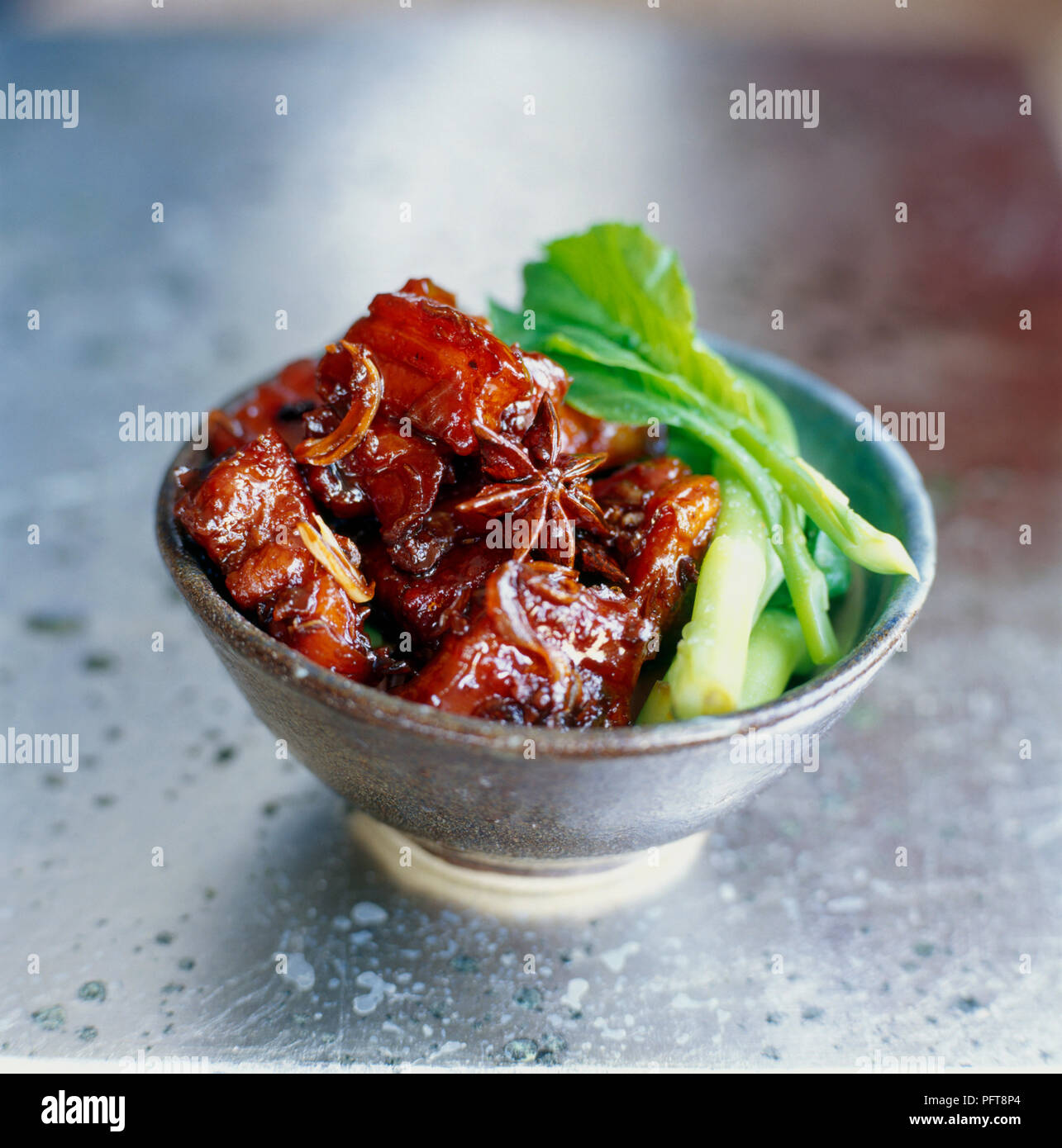 Ciotola di barbeque cinese di maiale con verdure Foto Stock