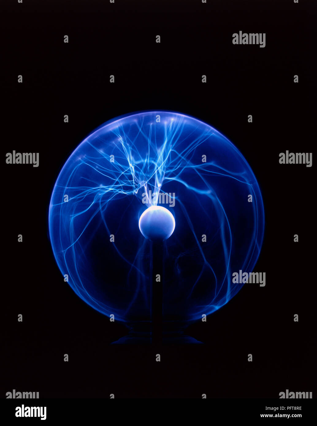 Palla al Plasma con linee di gas blu (plasma) emanati dal potente tensione al centro di tutto il mondo Foto Stock