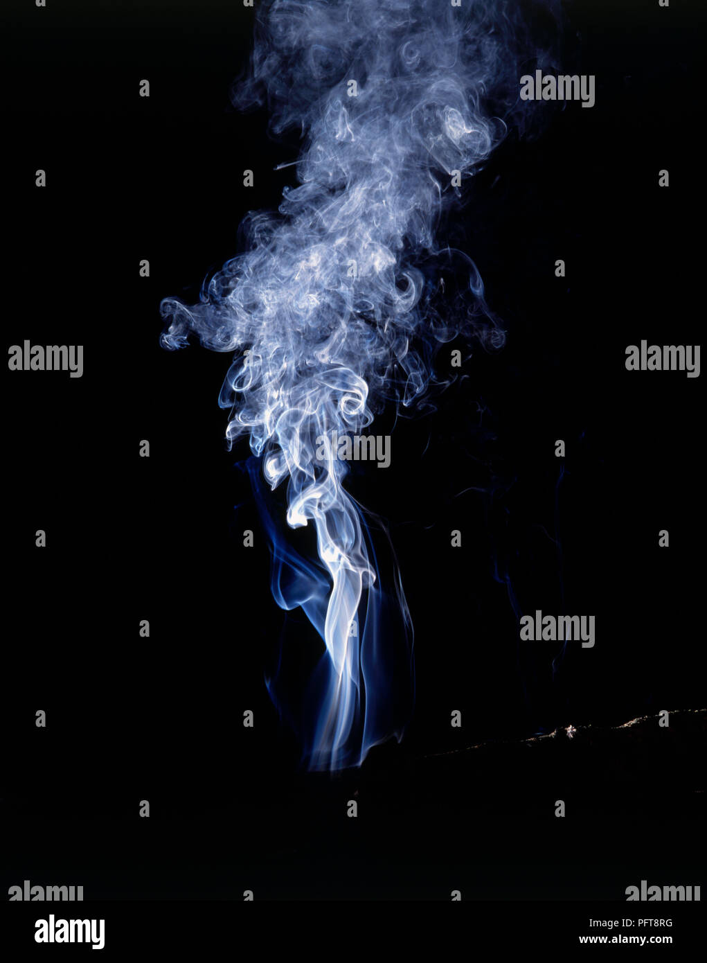 Fumo di coda su sfondo nero Foto Stock